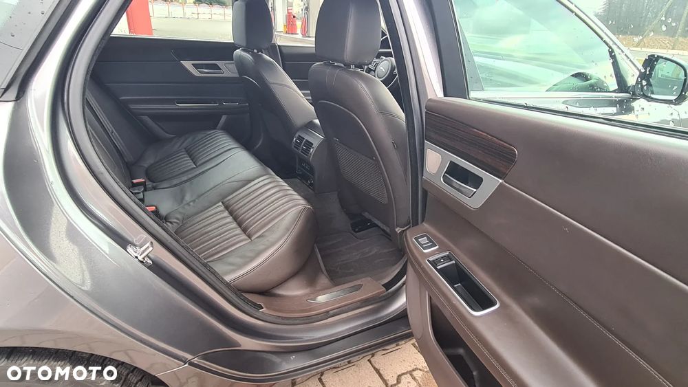 Jaguar XF 20d Portfolio - 12