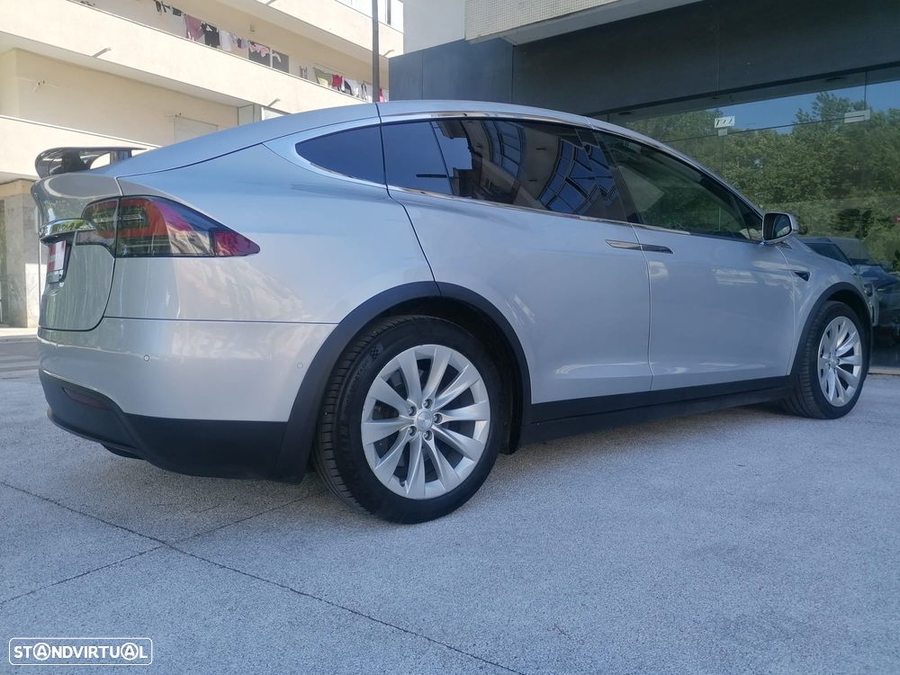 Tesla Model X - 14