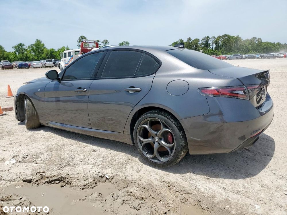 Alfa Romeo Giulia 2.0 Turbo 16V AT8-Q4 Intensa - 12