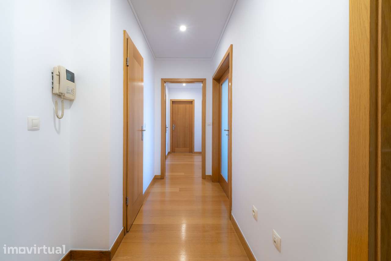 T1+1 Último piso | Garagem | Arrumos | 110 m2 área bruta - Particular - Grande imagem: 2/26