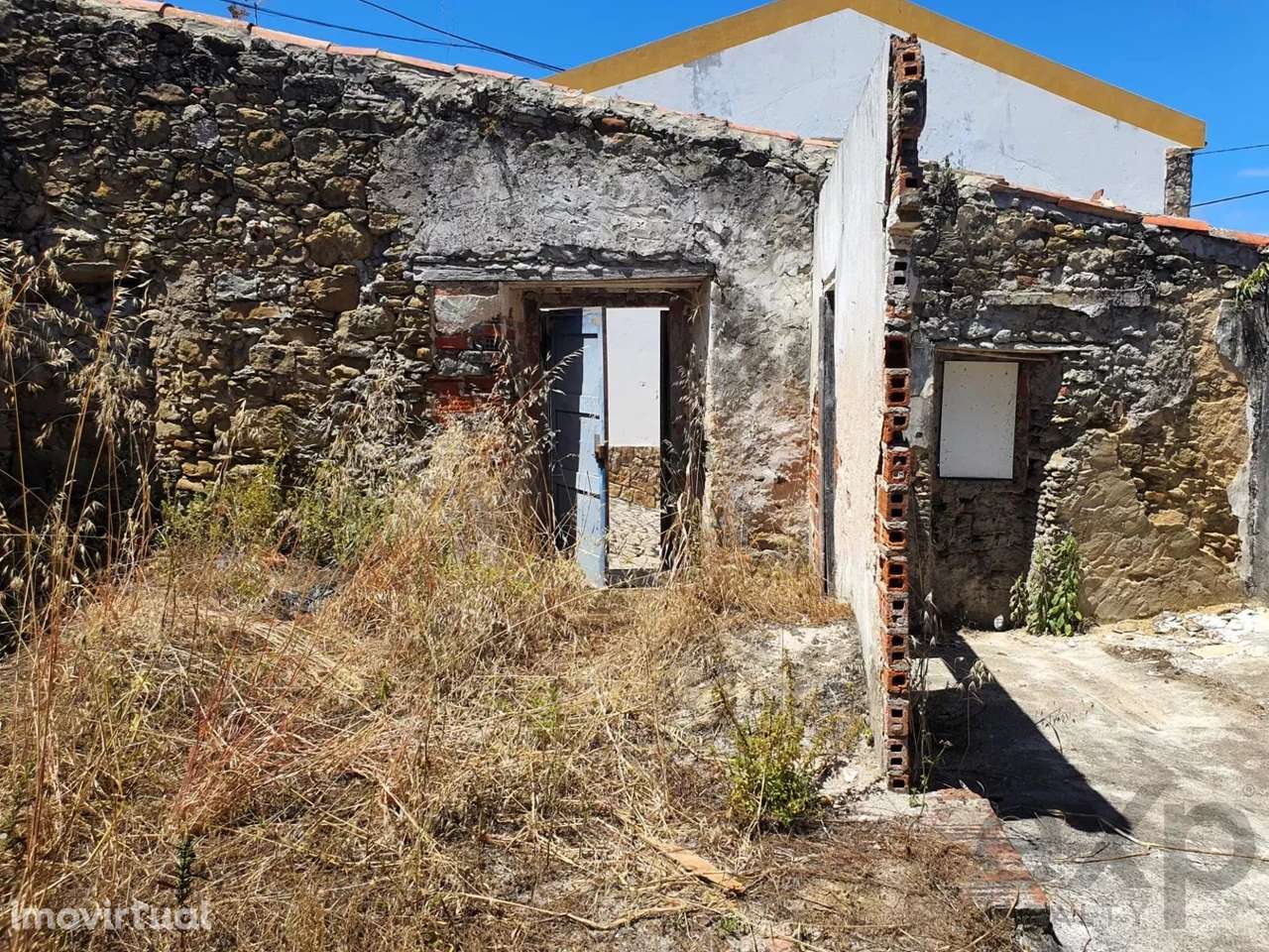 Moradia em Ruína localizada a 5 min. da Praia - Grande imagem: 2/11