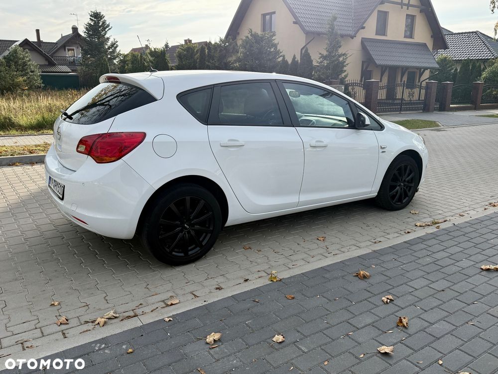 Opel Astra 2013 photo 4