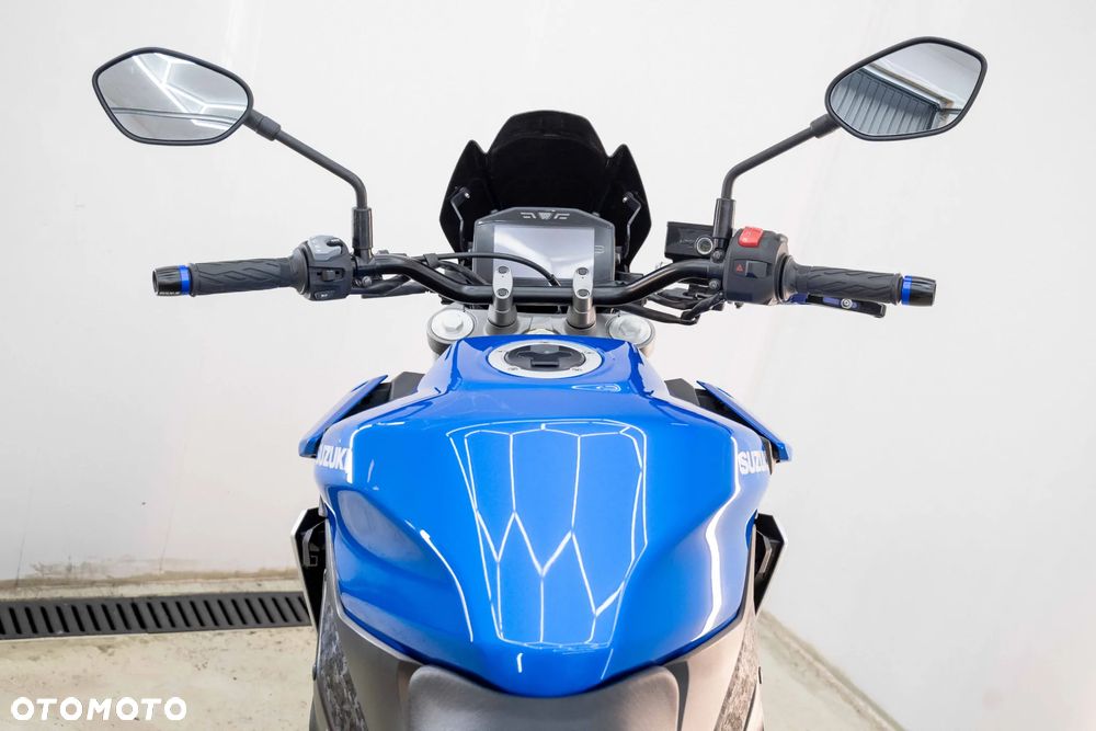 Suzuki GSX - 23