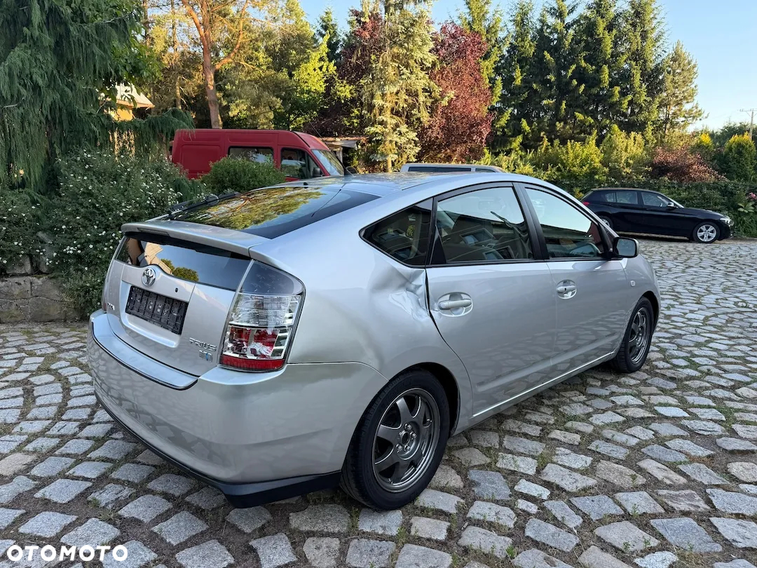 Toyota Prius (Hybrid) - 3