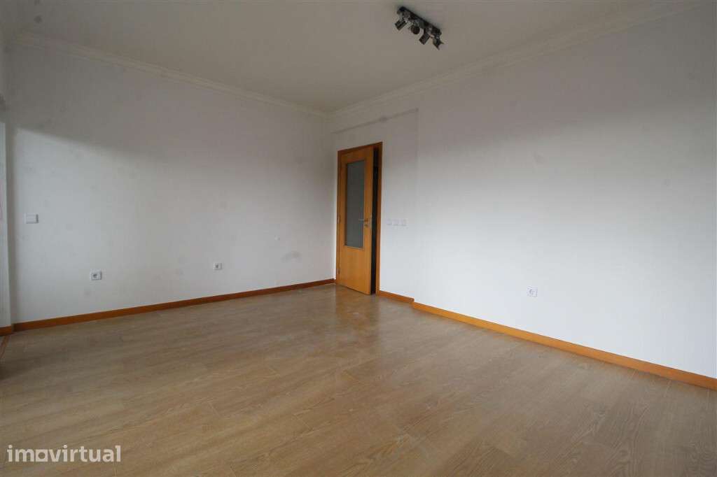 Apartamento T1 com lugar de garagem em zona da Solum - Grande imagem: 2/6