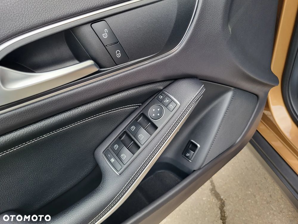 Mercedes-Benz GLA 180 Urban - 25