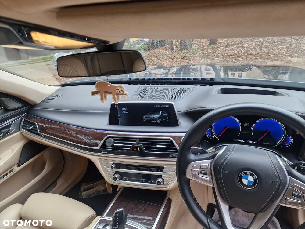 BMW Seria 7 750i - 12