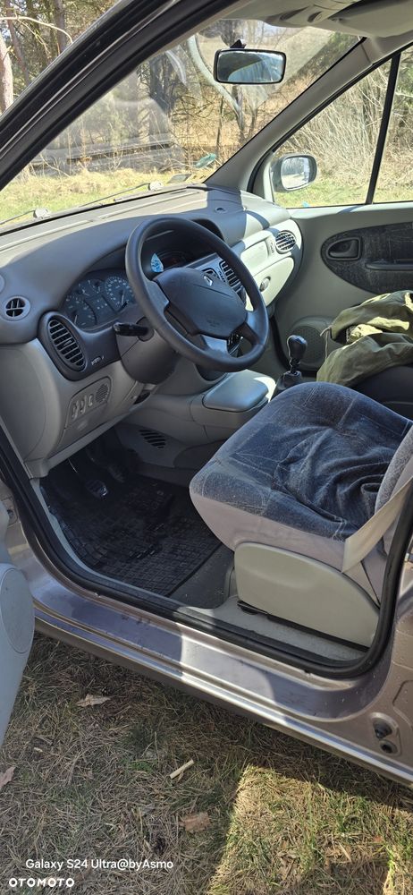 Renault Scenic 1.6 16V Family - 9