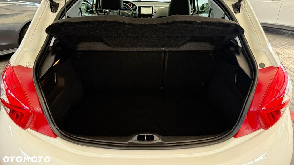 Peugeot 208 - 18