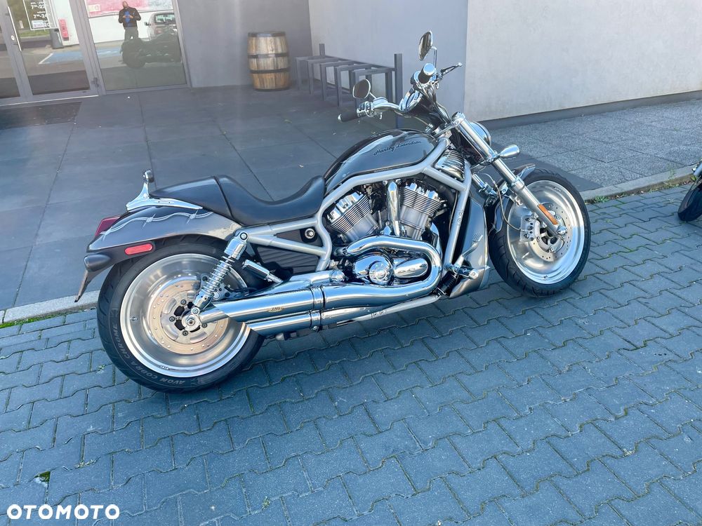 Harley-Davidson V-Rod Street Rod - 1