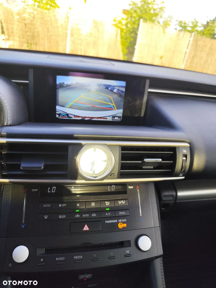 Lexus RC 200t / 300 F Sport - 32