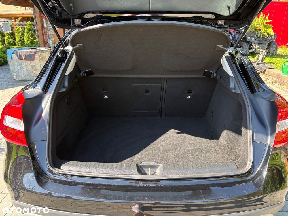 Mercedes-Benz GLA - 16
