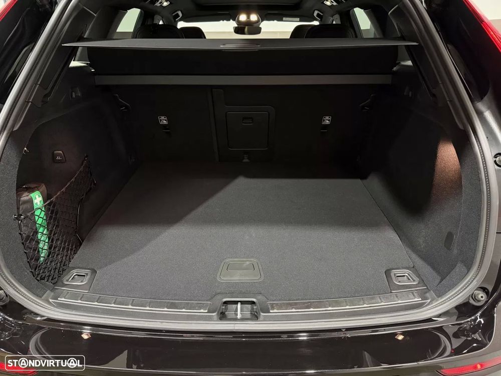 Volvo XC 60 2.0 T6 PHEV Black Edition - 36