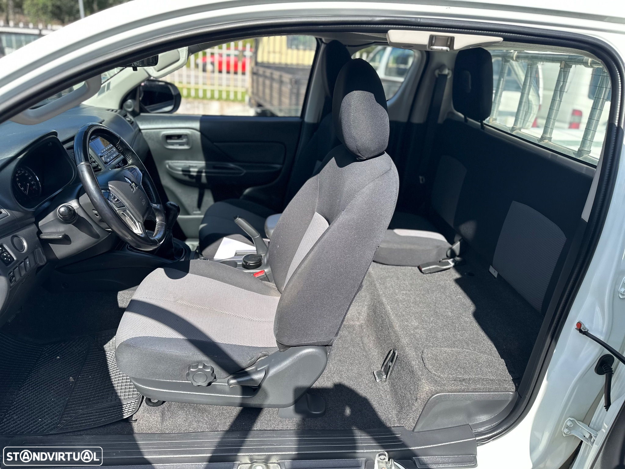 Mitsubishi L200 2.3 DI-D CD Invite Strakar Look 4WD - 12