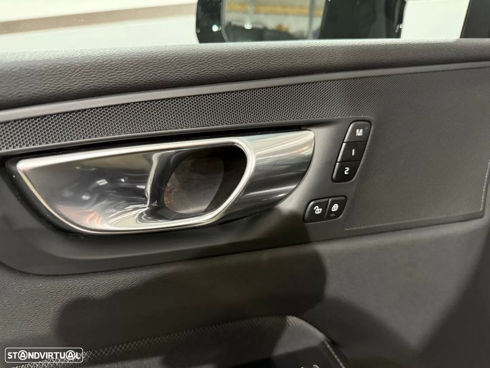 Volvo XC 60 2.0 T6 PHEV Black Edition - 16