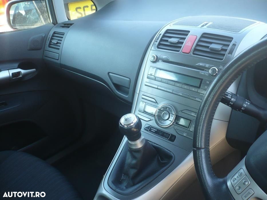 Dezmembrez Toyota Auris VVTI - 2