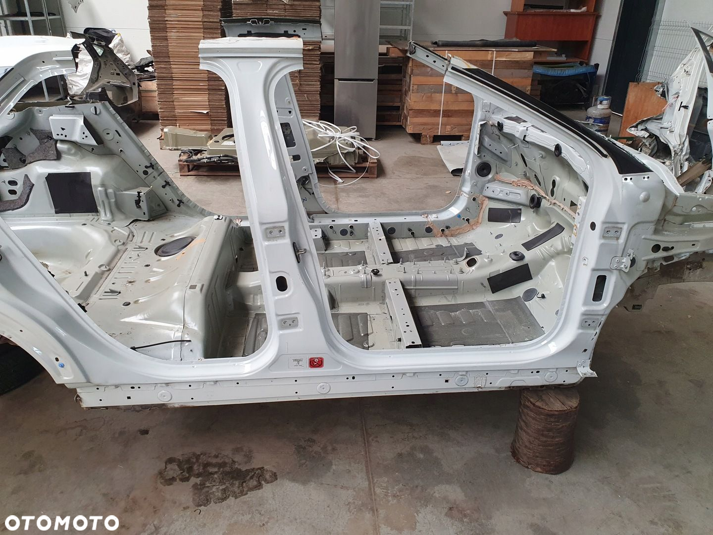 PRÓG PRAWY SŁUPEK CITROEN C4 CACTUS LIFT 18 - - 2