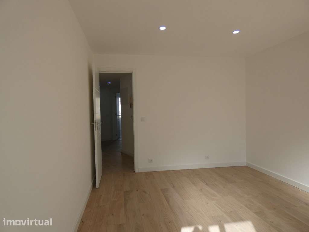 Apartamento T3, Av. General Humberto Delgado, junto estação. - Grande imagem: 2/47