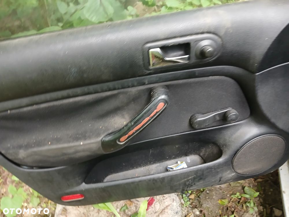 volkswagen bora LB7Z fotel fotele kanapa deska kokpit podsufitka boczek boczki klamka podłokietnik - 2