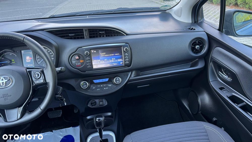 Toyota Yaris Hybrid 100 Business Edition - 18