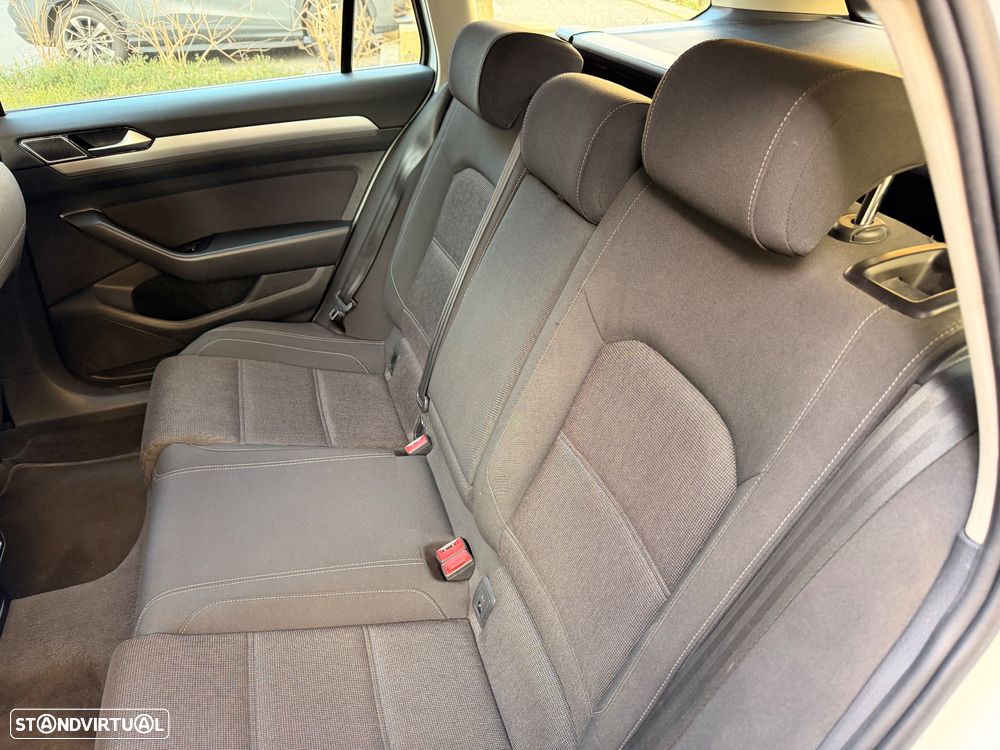 VW Passat Variant 2.0 TDi Confortline - 22