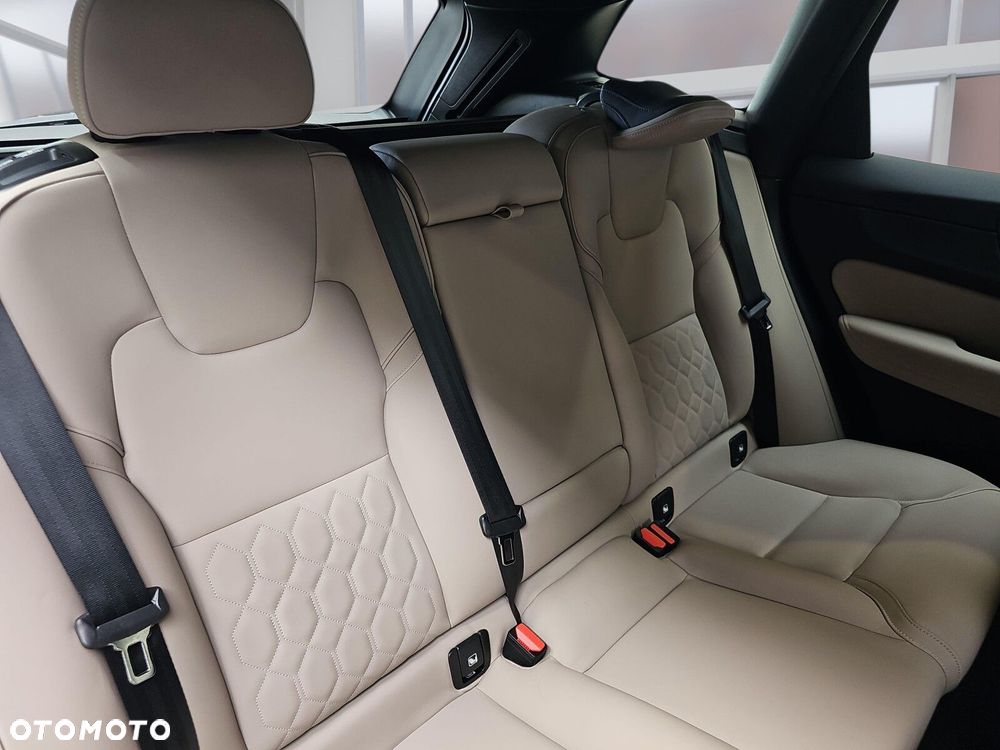 Volvo XC 60 B5 B AWD Plus Dark - 13