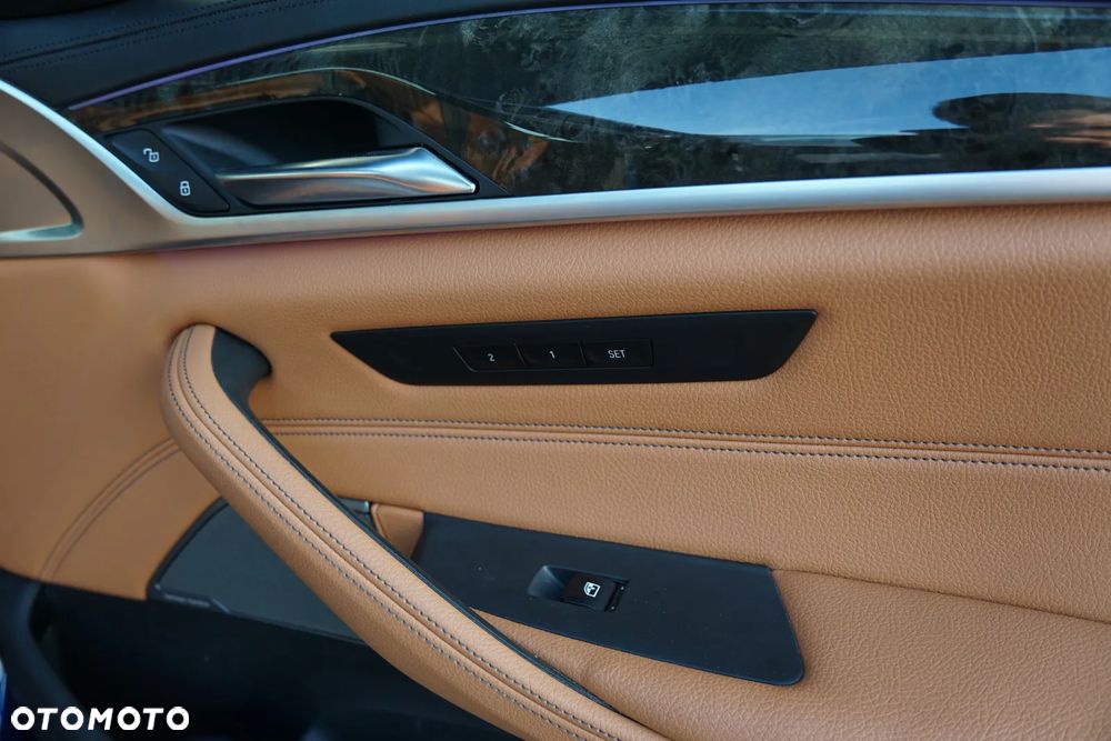 BMW Seria 5 M550i xDrive sport - 24