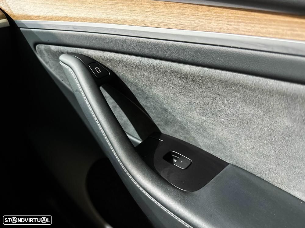 Tesla Model Y Long Range Dual Motor AWD - 32