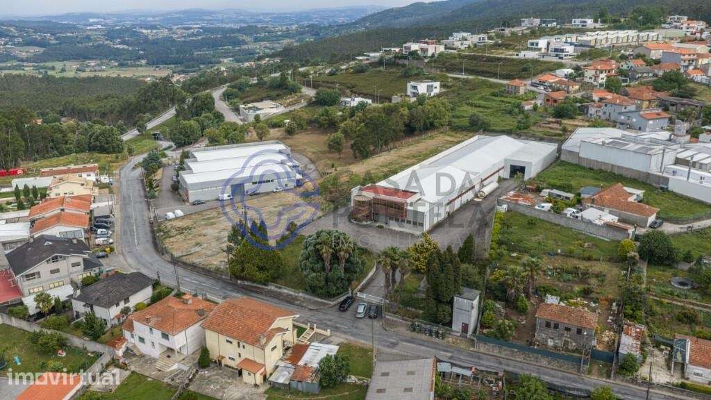 Armazém industrial com 3 cais de carga, edifício com escritórios - Grande imagem: 3/45