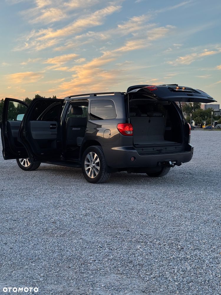 Toyota Sequoia - 16