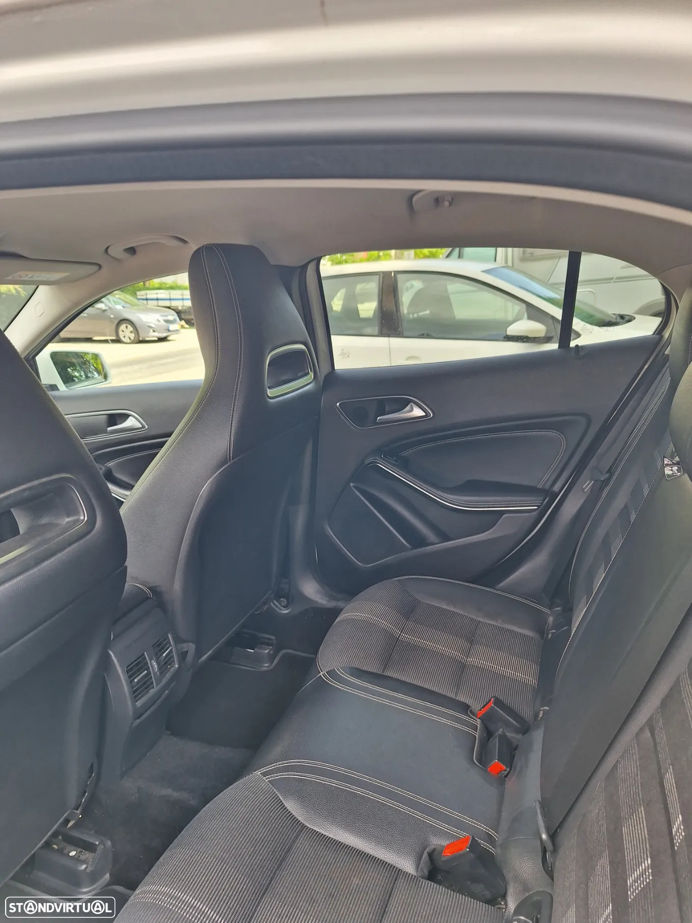Mercedes-Benz GLA 180 d Urban - 13
