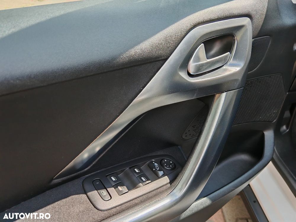 Peugeot 2008 1.2 L PureTech STT Allure - 12