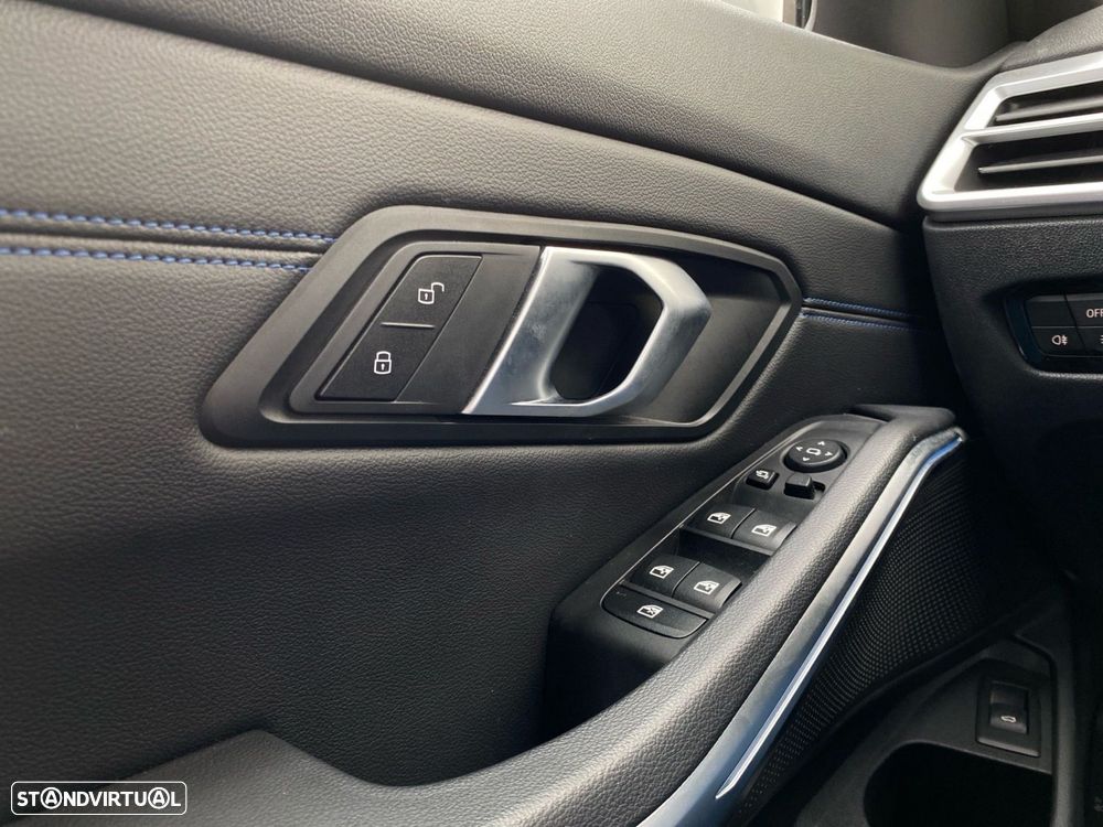 BMW 320 d Pack Desportivo M Auto - 17