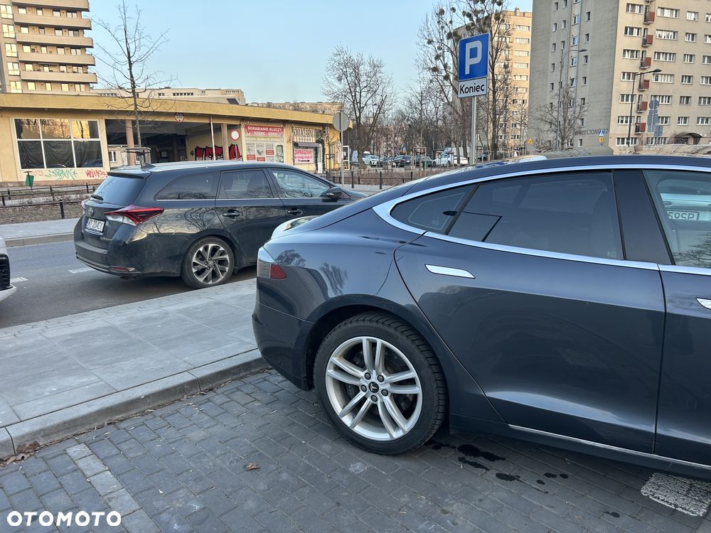 Tesla Model S 85 D - 9