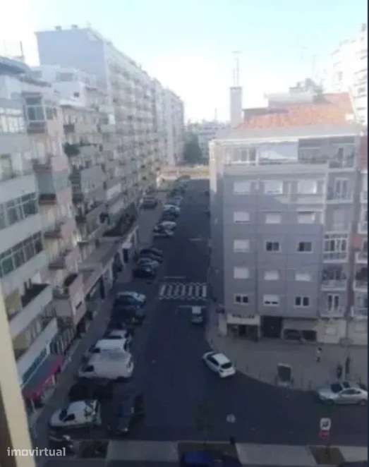 Excelente apartamento de 2 assoalhadas entre a Av de Roma e Av EUA - Grande imagem: 2/4