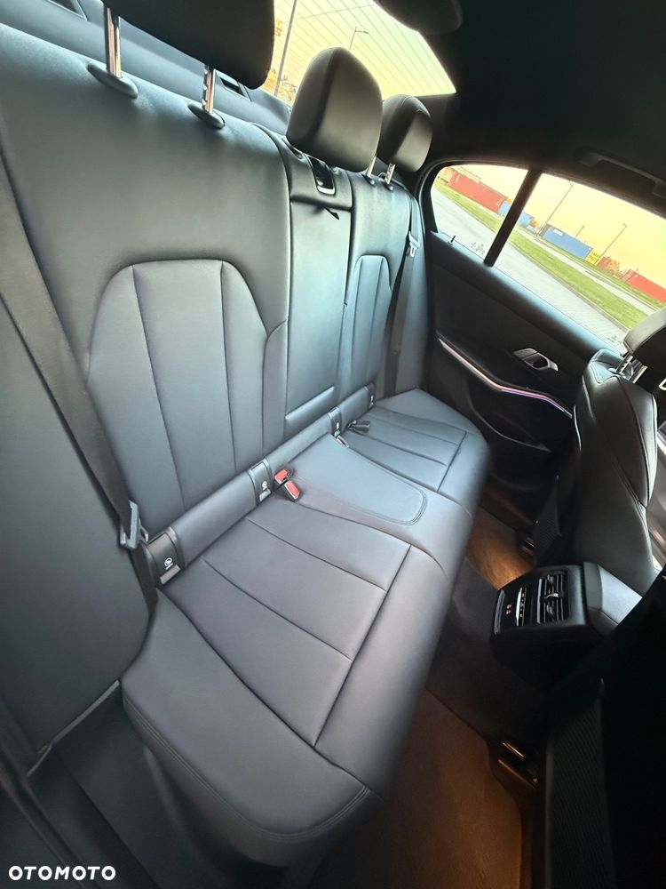 BMW Seria 3 330i xDrive Sport Line - 32
