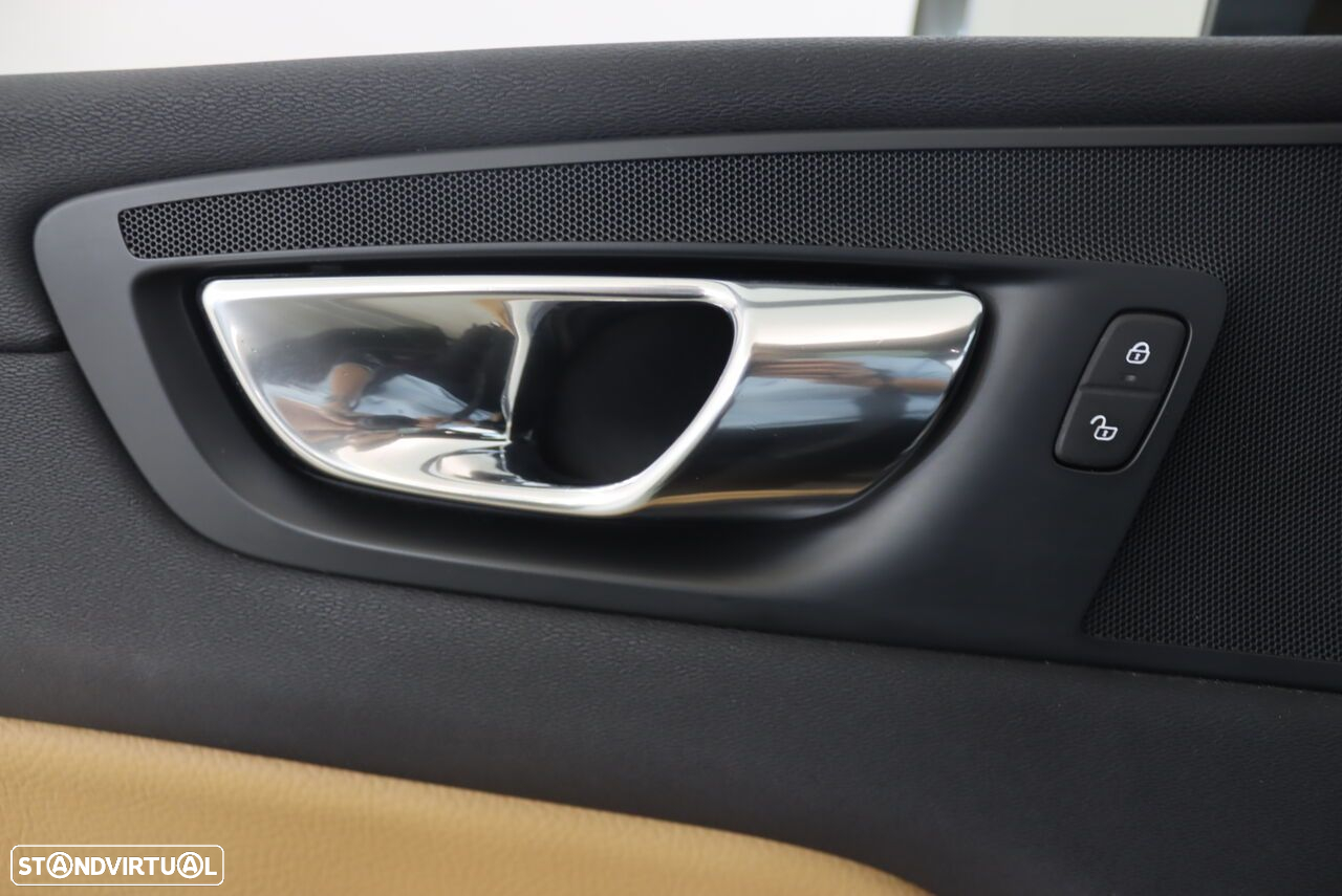 Volvo XC 60 2.0 T8 PHEV Momentum Plus AWD - 17