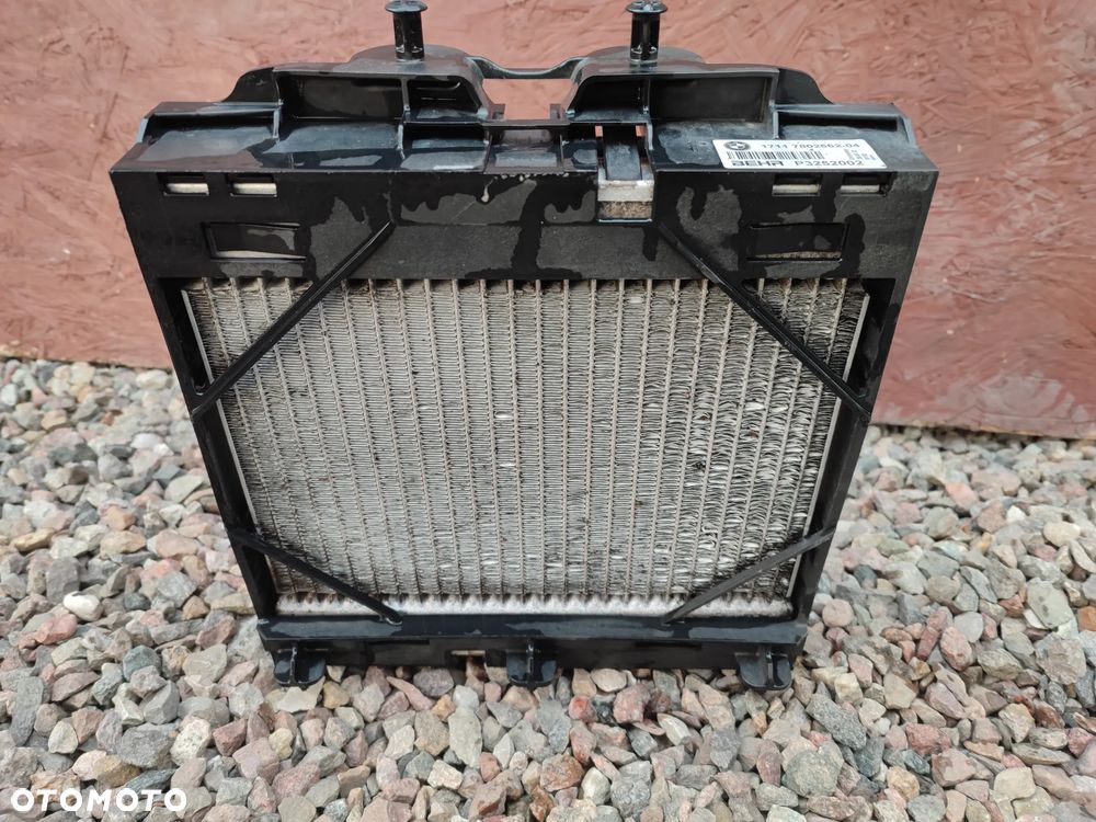 BMW F01 / F01N / F02 / F02N / F06 / F07 / F10 / F10N / F11 / F12 / F13 ORYGINALNA DODATKOWA CHŁODNICA WODY BEHR + STELAŻ / MOCOWANIE O NR.  1711 7 802 662 OEM SPRAWNA W 100% - 1