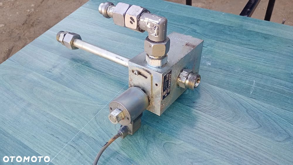 FV.  ROZDZIELACZ HYDRAULICZNY 5813302212 ZOELLER Medium XL - 1
