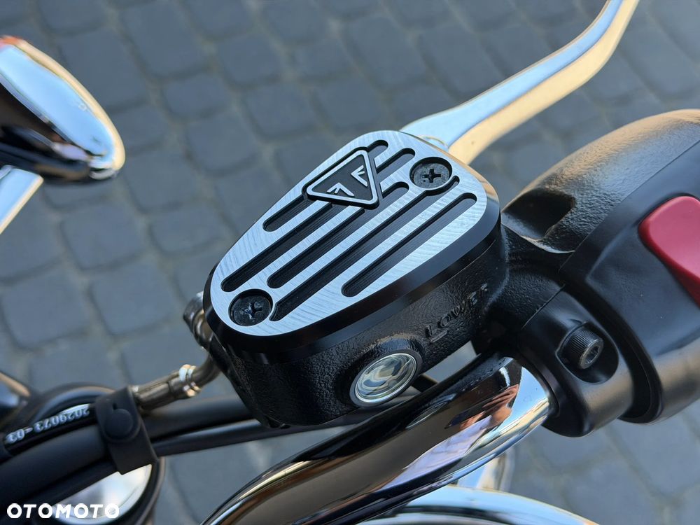 Triumph Bonneville - 9