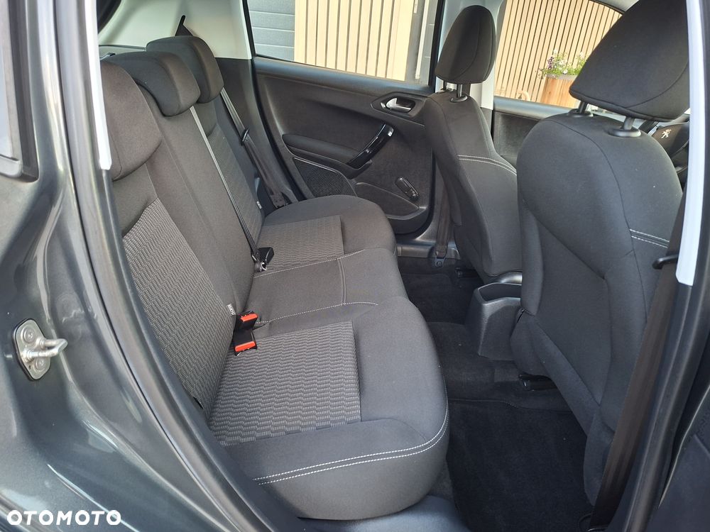 Peugeot 208 - 8