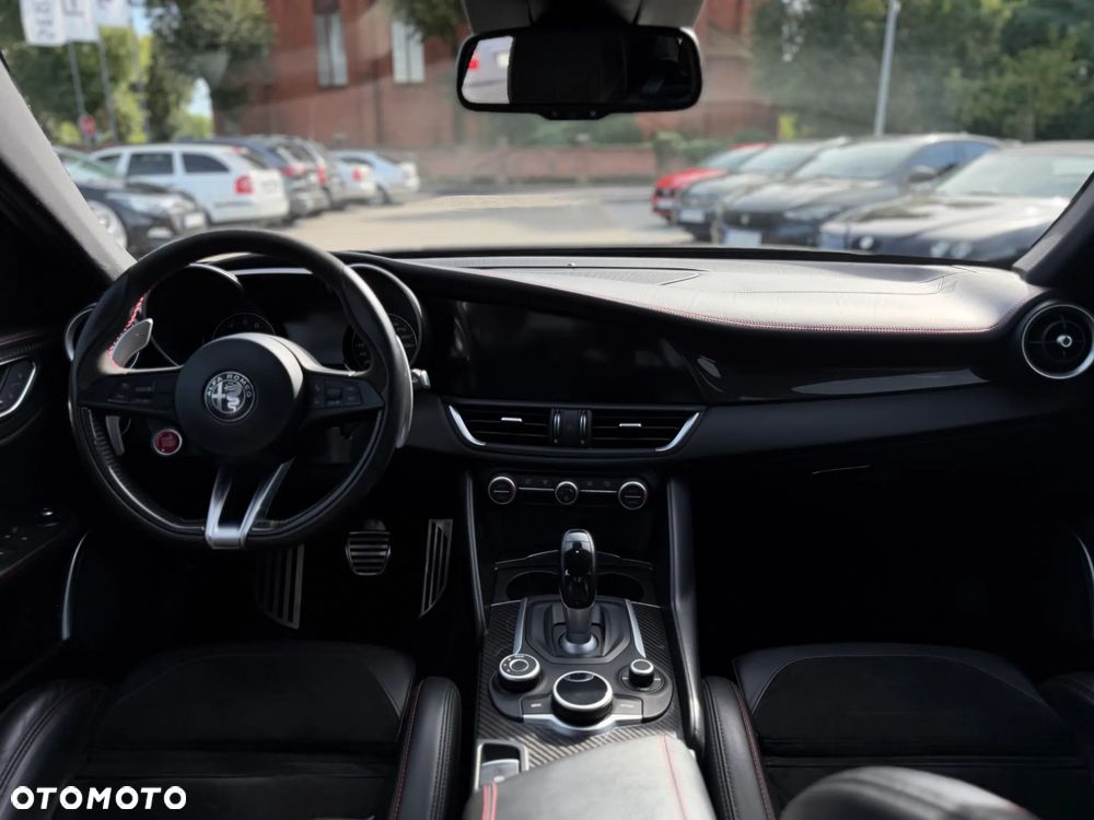 Alfa Romeo Giulia 2.9 V6 Bi-Turbo AT8 Quadrifoglio - 12
