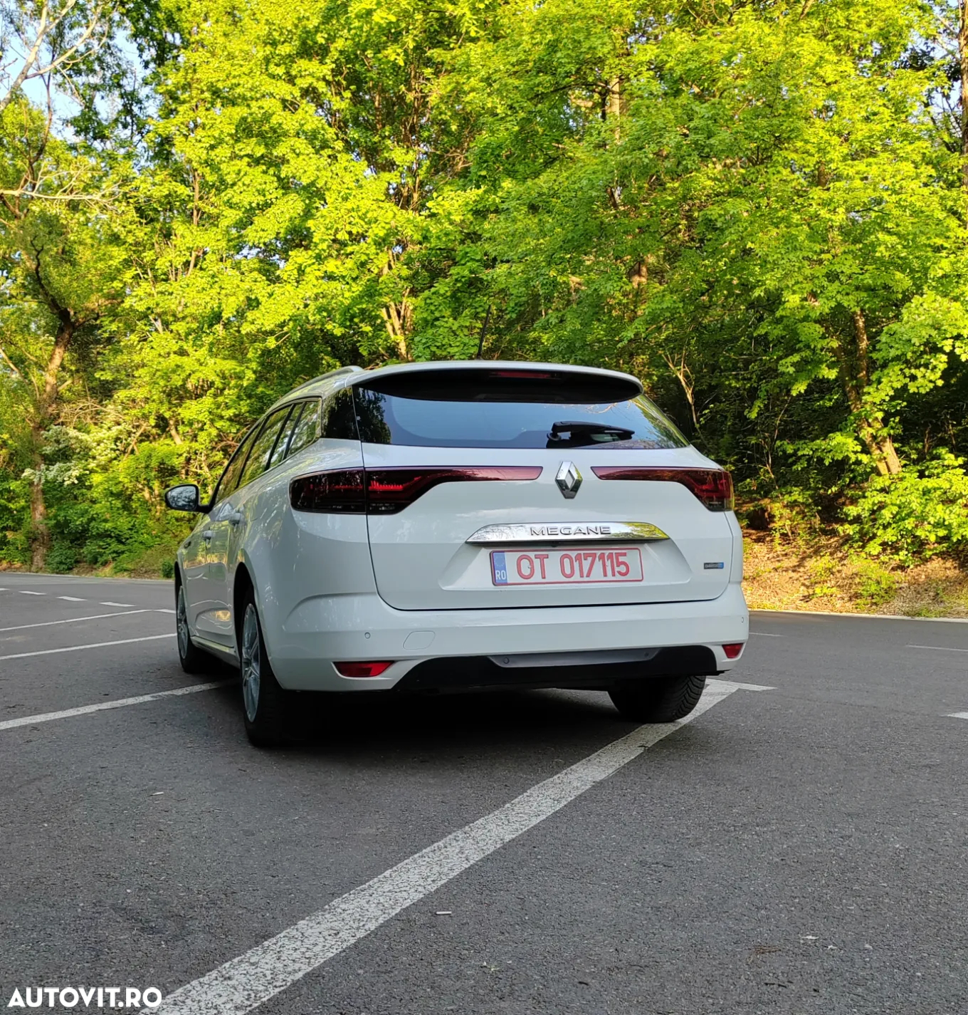 Renault Megane Grandtour E-TECH Plug-in 160 BUSINESS EDITION - 14