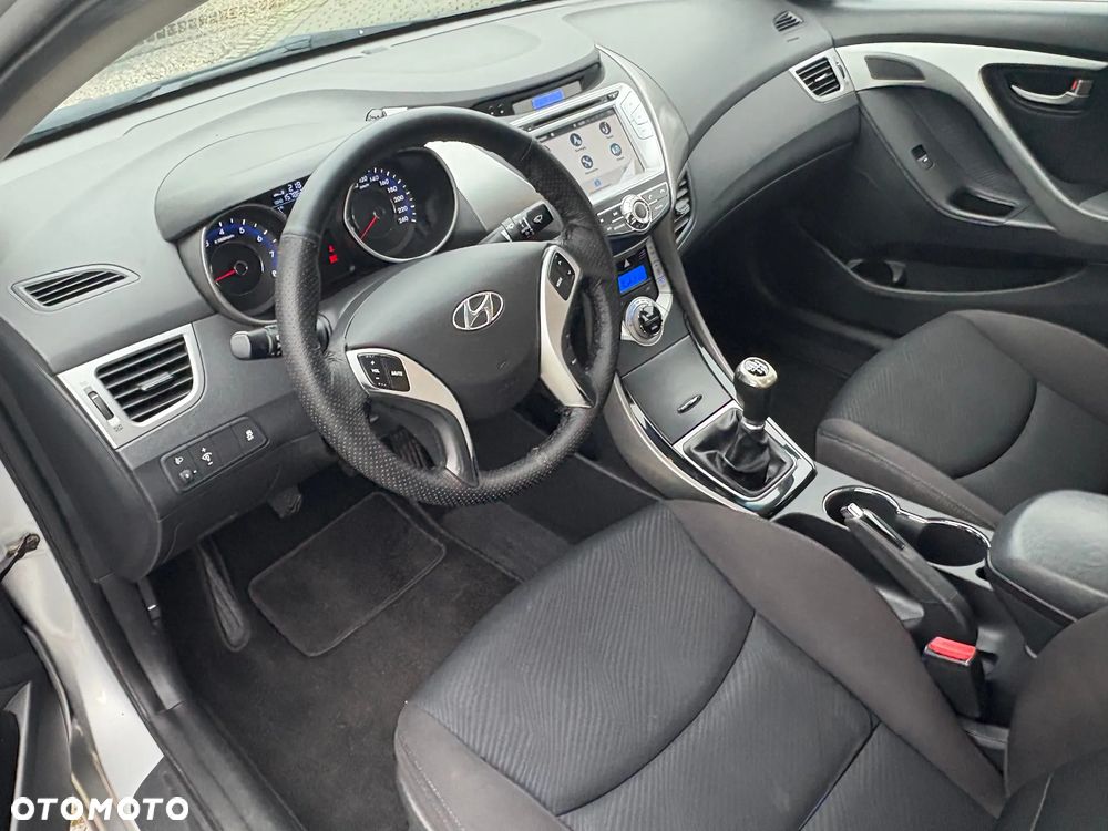 Hyundai Elantra 1.6 Comfort - 12