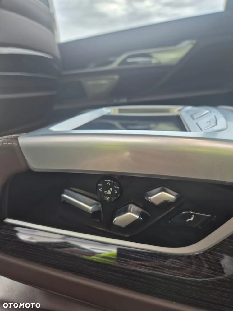 BMW Seria 7 750Li xDrive - 25