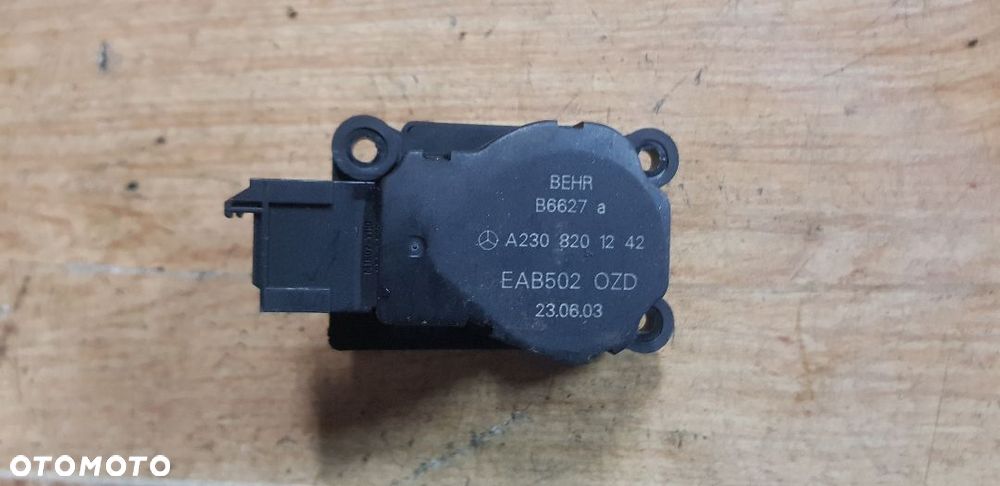 MERCEDES C KLASA W203 SILNICZEK NAGRZEWNICY A2038201242 - 1