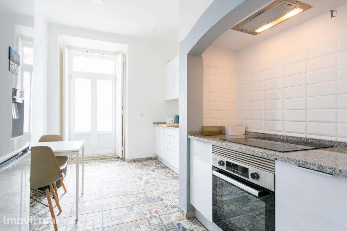 Quarto - localizado em Anjos Lisbon - Grande imagem: 2/25