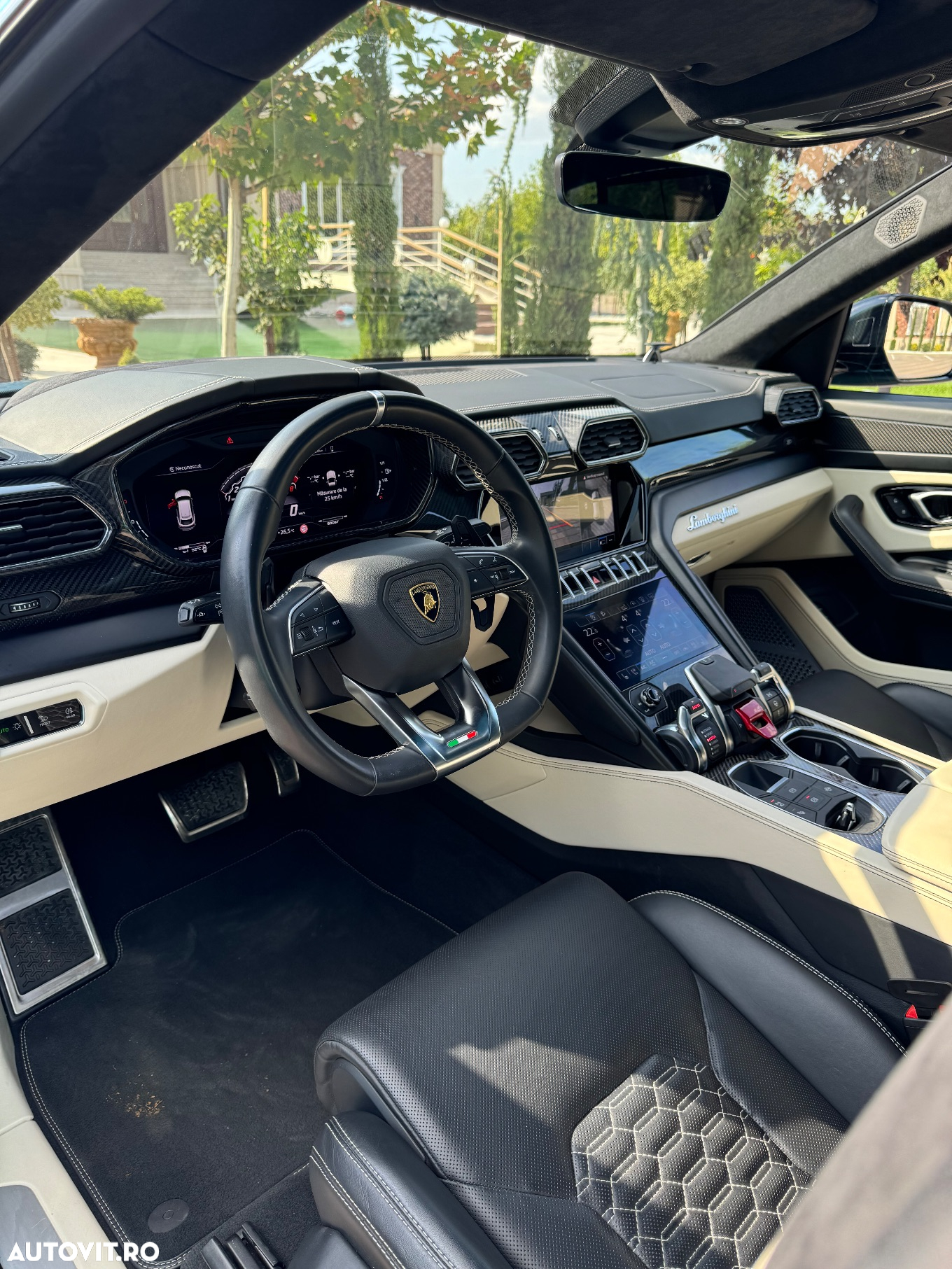 Lamborghini URUS Standard - 12