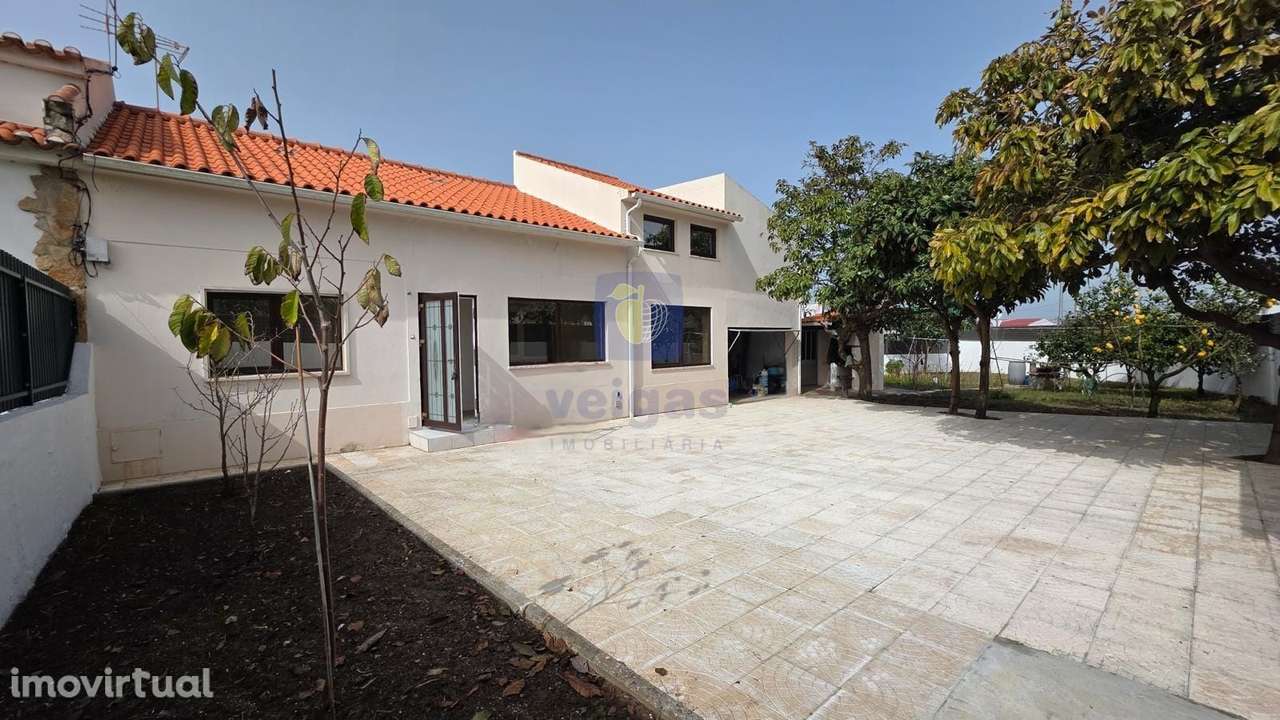 Moradia T5 com Jardim, Garagem e Sótão – A 2 Minutos das Caldas da Rai - Grande imagem: 2/36