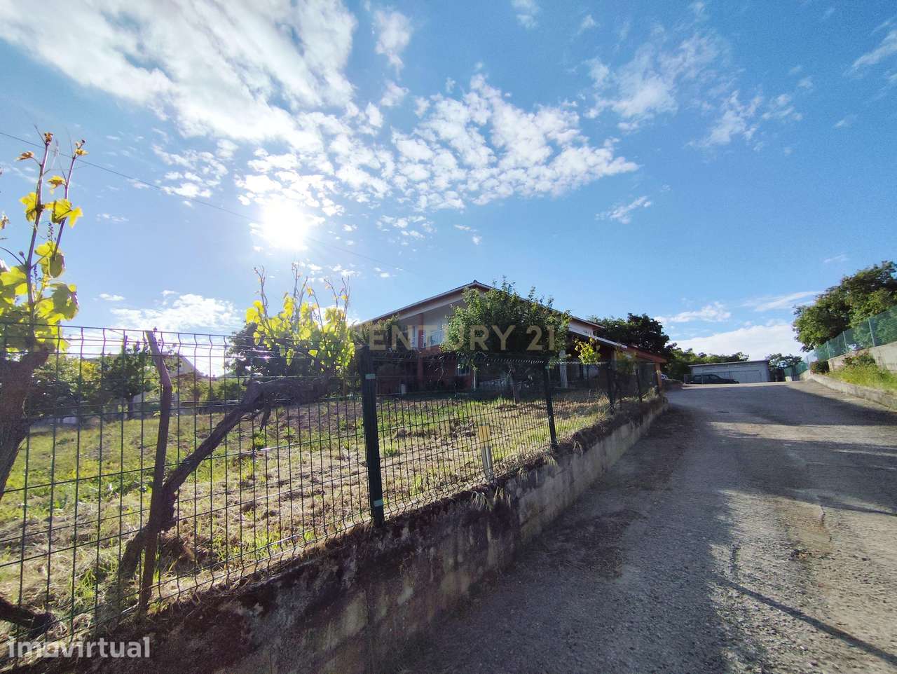 Moradia T3 com Armazém e Terreno Envolvente | A 14 km de Chaves - Grande imagem: 2/50